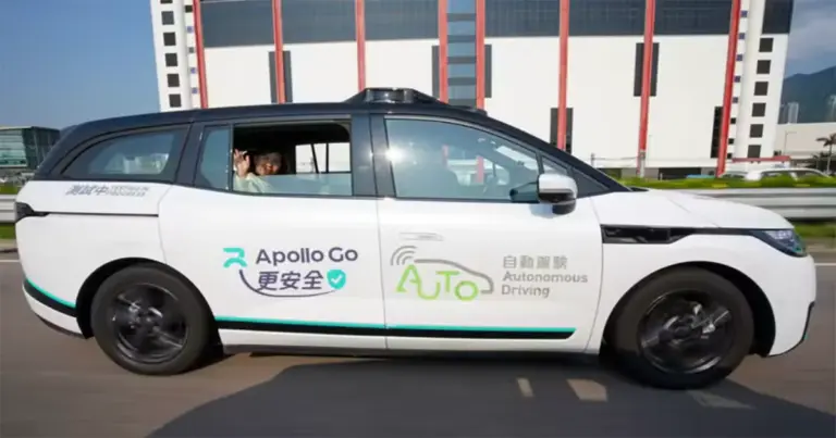 Cina ferma le robotaxi: 200 Baidu bloccate a Wuhan, stop nazionale alle licenze