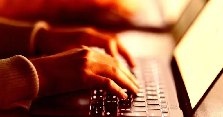 Meta spia dipendenti: mouse, tastiera e screenshot per l’AI